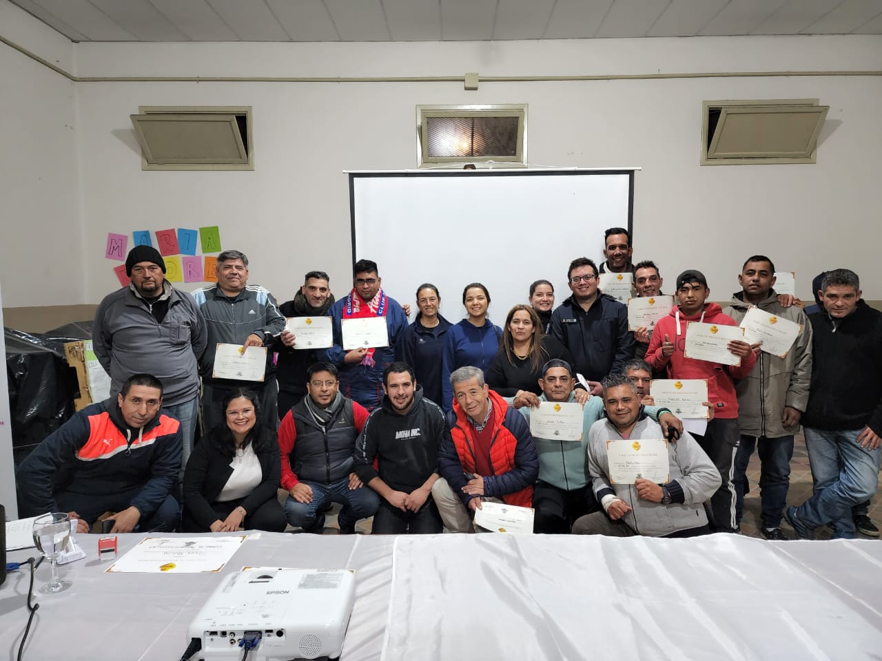 Los muchachos del refugio Buen Pastor con sus diplomas por haber participado de la capacitación